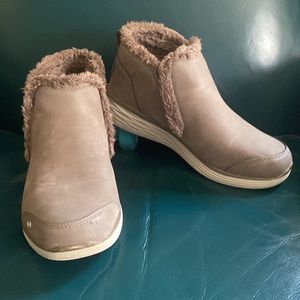 Ryka “ Namaste” ankle bootie. Faux fur Gray size 8W